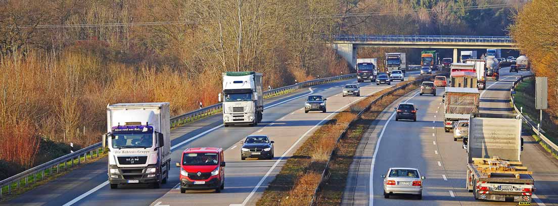 Coches y camiones circulando por una autovía