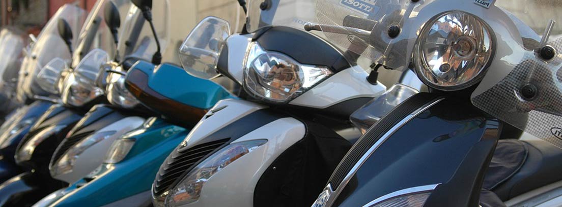 Varias motos tipo scooter aparcadas
