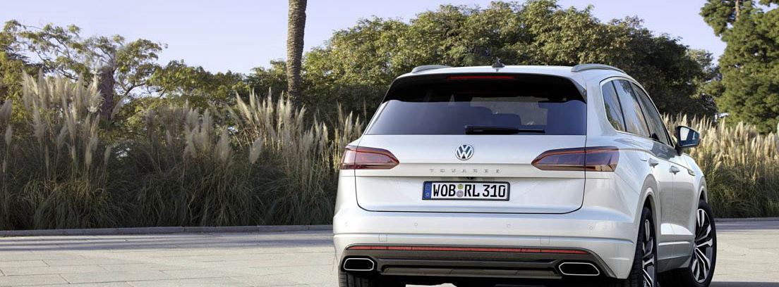 Volkswagen Touareg blanco estacionado