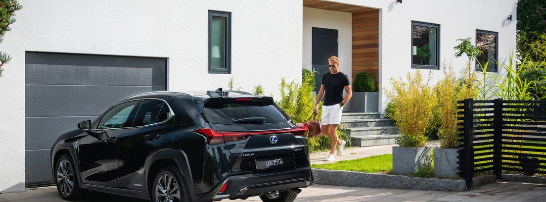 Lexus UX 250h aparcado frente a la puerta de un garaje