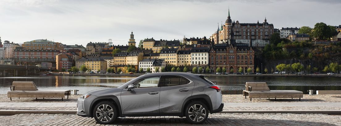 Lexus UX estacionado