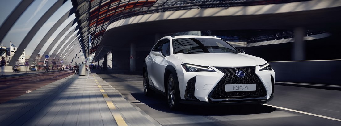 Lexus UX 250h blanco atravesando un túnel