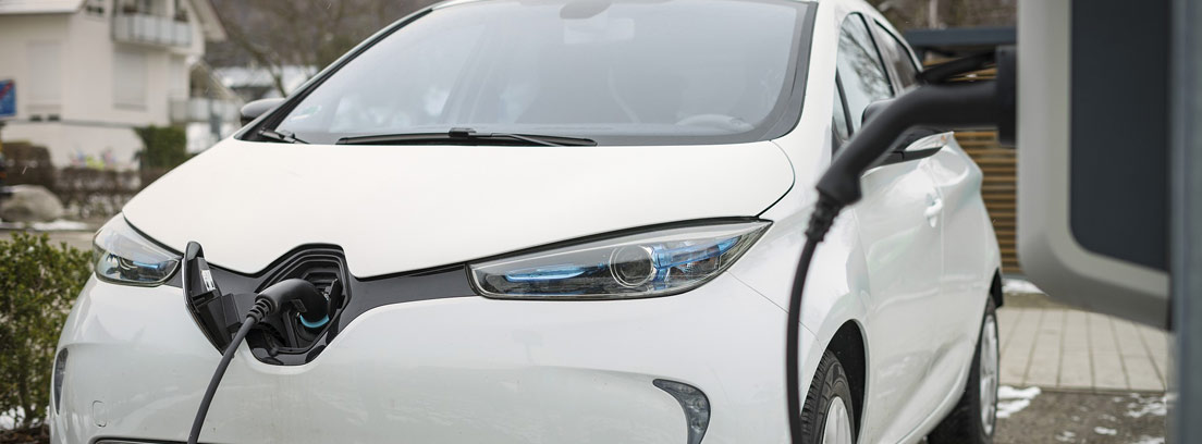 Coche eléctrico blanco enchufado