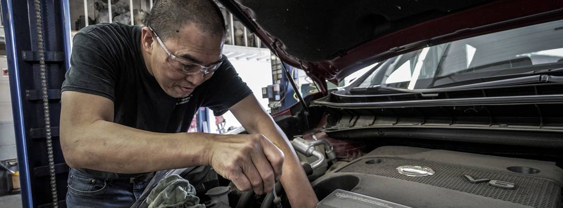 Mecánico reparando un coche