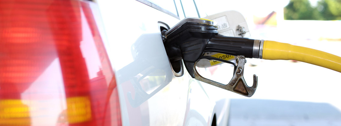 Manguera repostando combustible en un vehículo