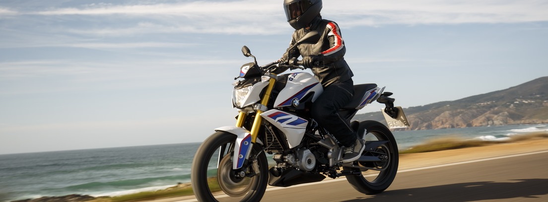 BMW G 310 R en la playa