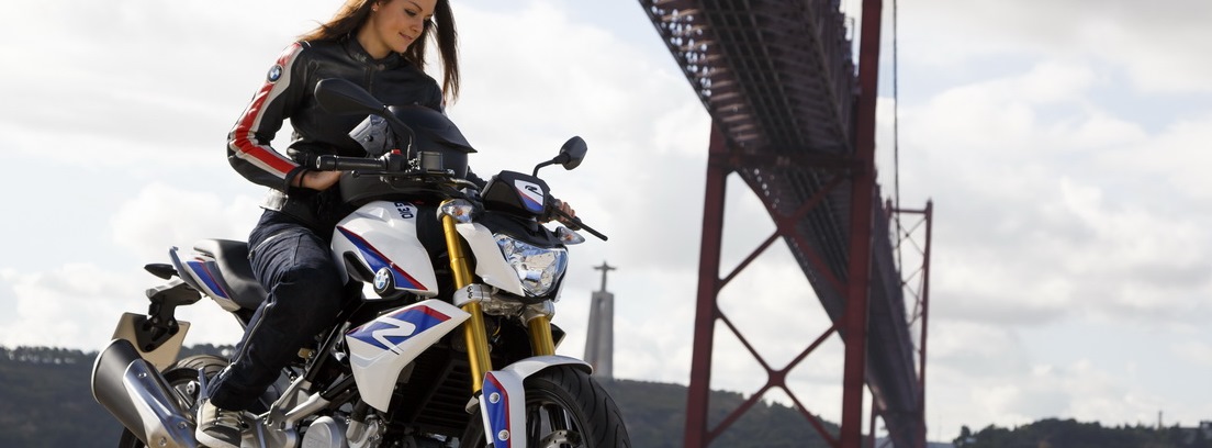 Chica montando en la BMW G 310 R