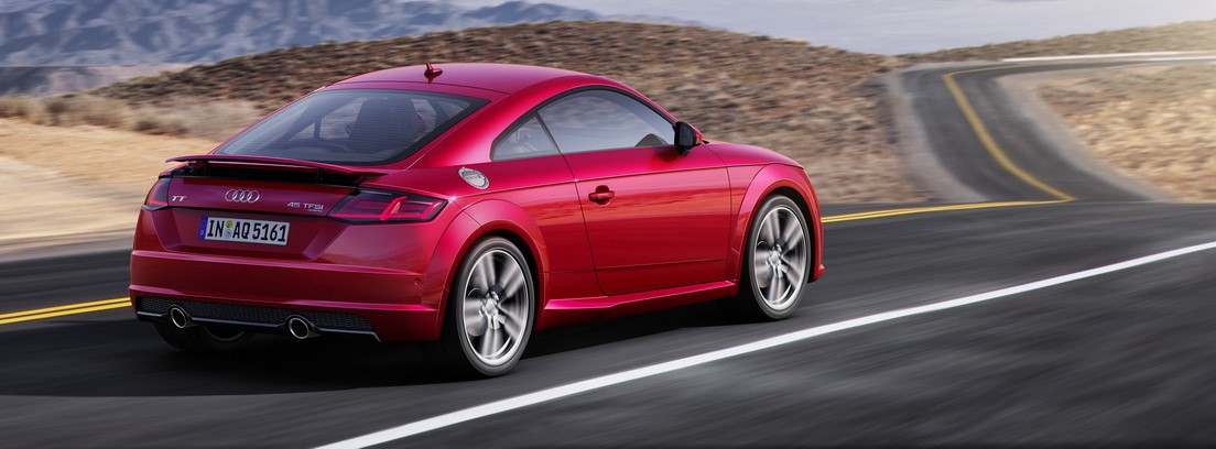 Audi TT rojo en carretera