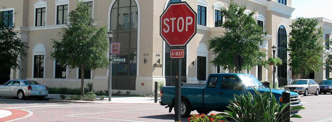 Stop en una vía urbana