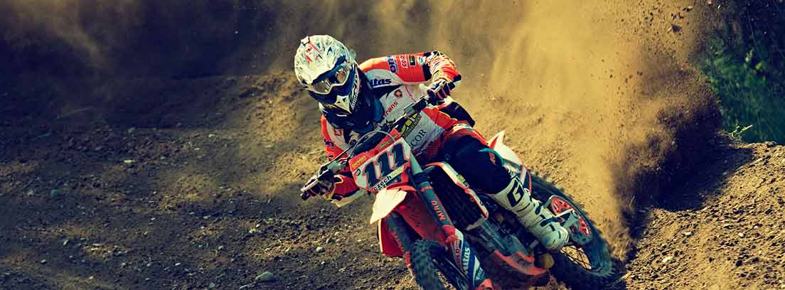 Piloto con moto de trial por un camino
