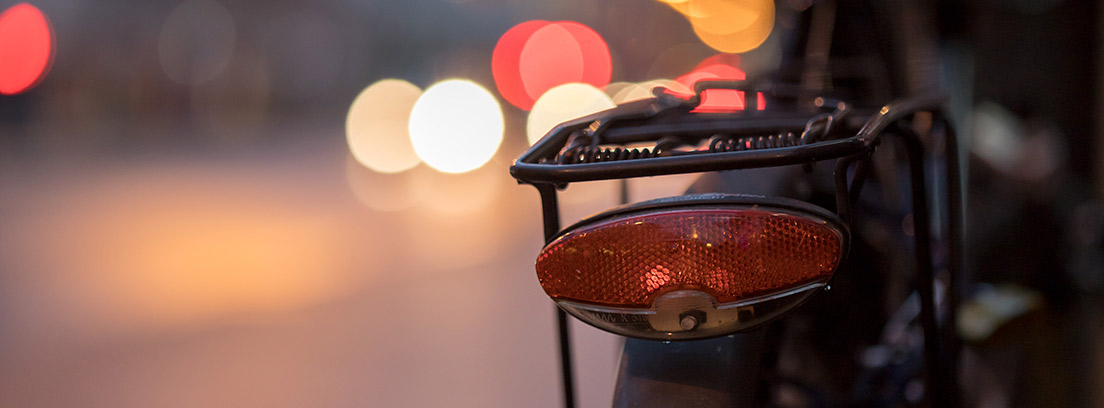 Luz roja trasera de una bicicleta