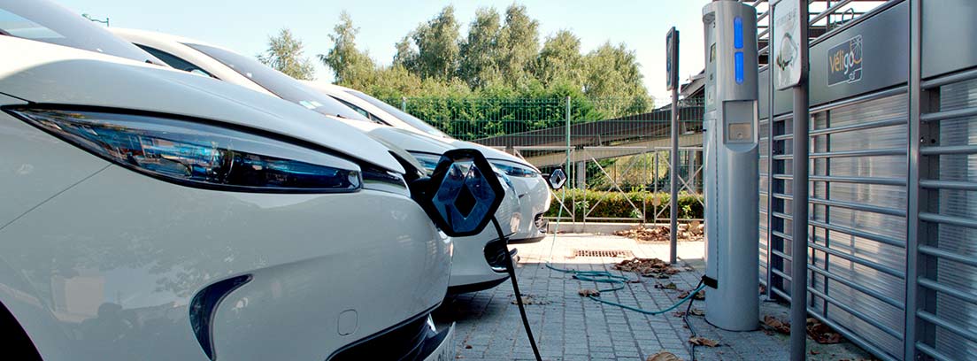 Vehículo eléctrico en un punto de recarga