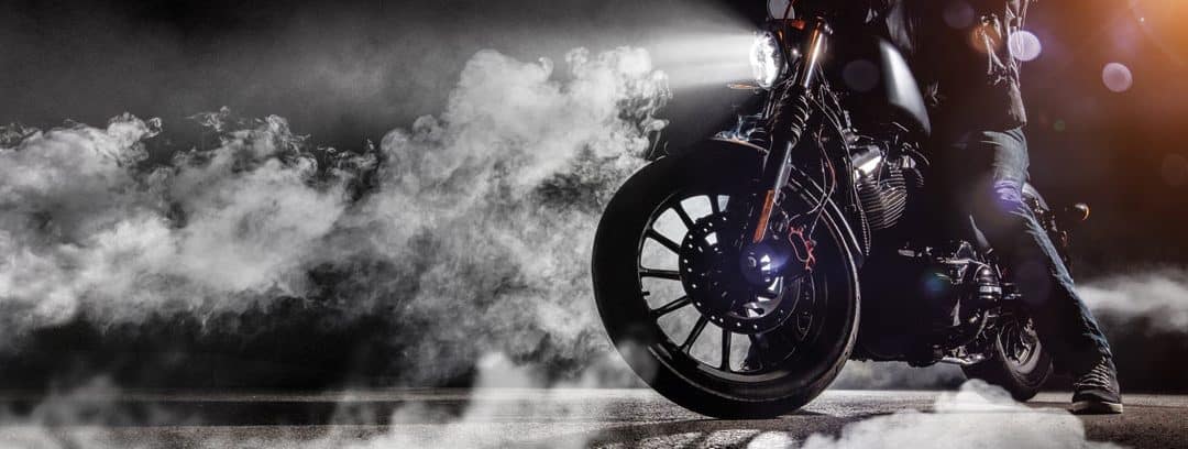 ¿Deben las motos llevar faros antinieblas? Ley y consejos