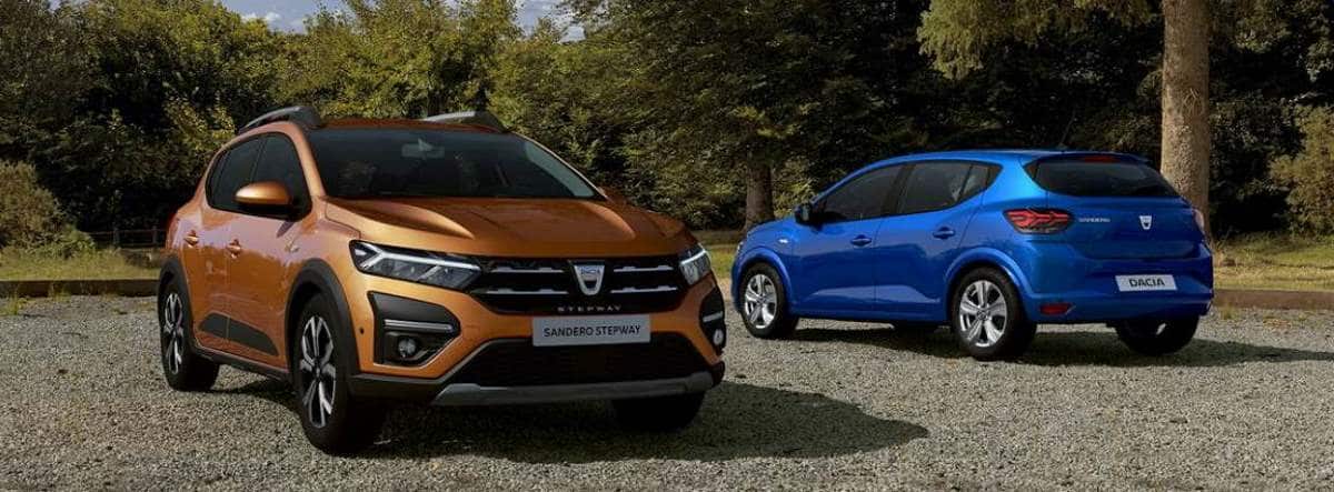 Dos coches Dacia Sandero 2021 aparcados sobre un suelo empedrado
