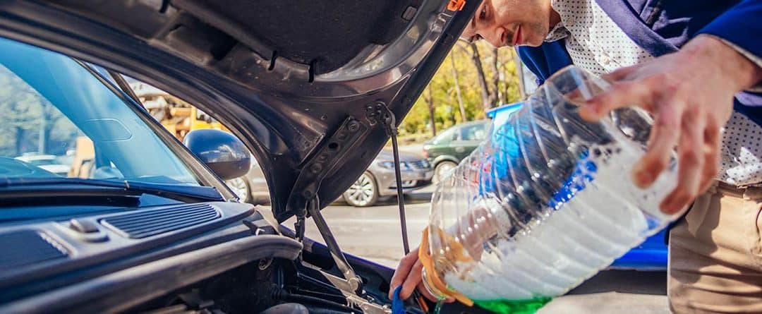 ¿Agua o anticongelante para refrigerar el coche?